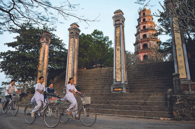 Nhiếp ảnh gia Pháp ra mắt sách ảnh Chùa Việt Nam nơi gửi gắm lòng tin ảnh 1