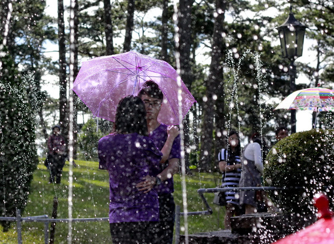 Những hình ảnh lãng mạn tại lễ hội mưa Đà Lạt ảnh 3