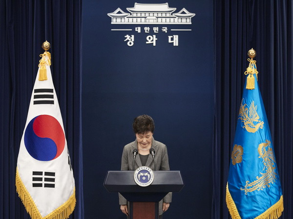 Bà Park Geun-hye xin lỗi toàn dân trong một lần phát biểu tại thủ đô Seoul. (Nguồn: THX/TTXVN) Cựu Tổng thống Hàn Quốc Park Geun-hye cam kết hợp tác điều tra ảnh 1