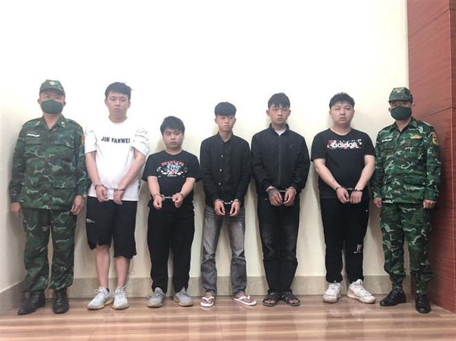 Các đối tượng có hành vi đưa người nhập cảnh trái phép bị Bộ đội Biên phòng Quảng Ninh bắt giữ. (Ảnh: TTXVN phát) Biên phòng Quảng Ninh bắt năm đối tượng tổ chức nhập cảnh trái phép ảnh 1