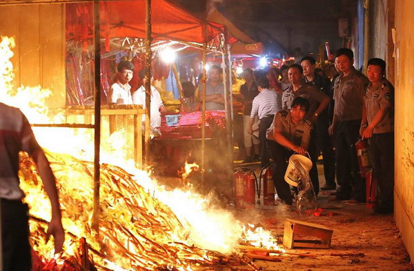 Choáng với cảnh phụ huynh đốt hương cầu con thi đỗ ở Trung Quốc ảnh 5