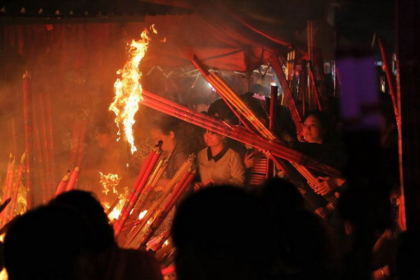 Choáng với cảnh phụ huynh đốt hương cầu con thi đỗ ở Trung Quốc ảnh 6