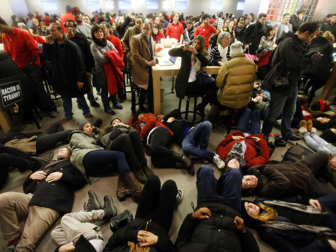 Người biểu tình chiếm cửa hàng biểu tượng của Apple ở New York ảnh 1