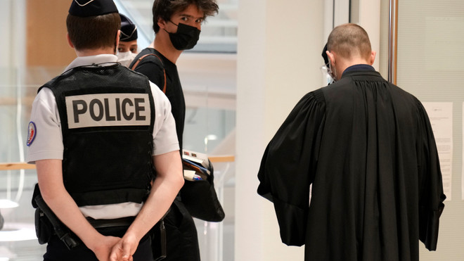 Pháp xét xử 13 đối tượng đe dọa một bé gái chỉ trích đạo Hồi ảnh 1