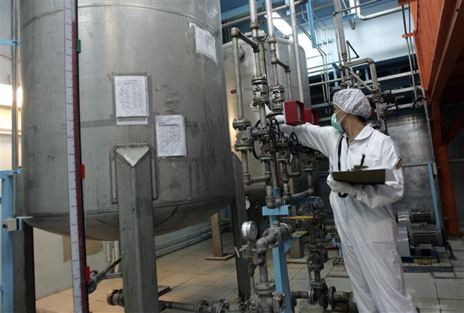 Kỹ thuật viên làm việc tại cơ sở hạt nhân Isfahan, cách thủ đô Tehran của Iran 420km về phía nam. (Ảnh: AFP/TTXVN) Iran hoan nghênh các nỗ lực ngoại giao để hồi sinh thỏa thuận hạt nhân ảnh 1