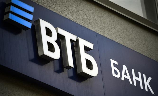 Biểu tượng ngân hàng VTB tại trụ sở ở Moskva (Nga). (Ảnh: AFP/TTXVN) Ngân hàng VTB của Nga triển khai dịch vụ chuyển tiền đến Việt Nam ảnh 1