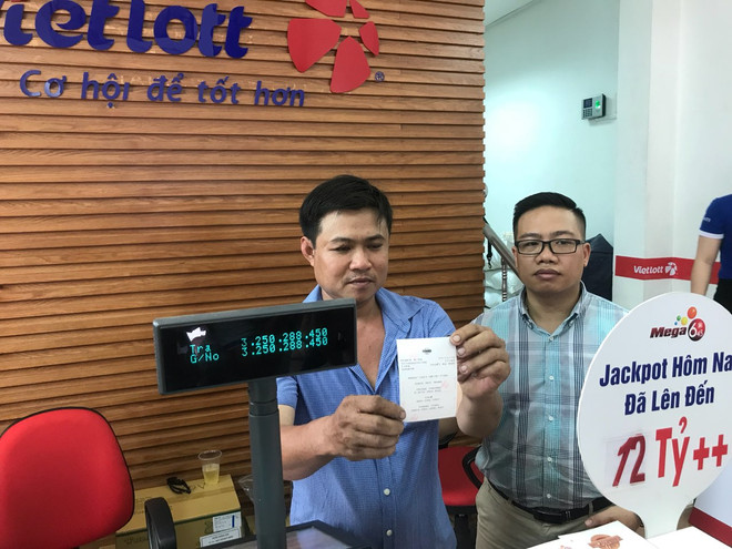 Khách trúng giải xổ số 3,6 tỷ đồng tặng muối, dầu ăn cho người nghèo ảnh 1