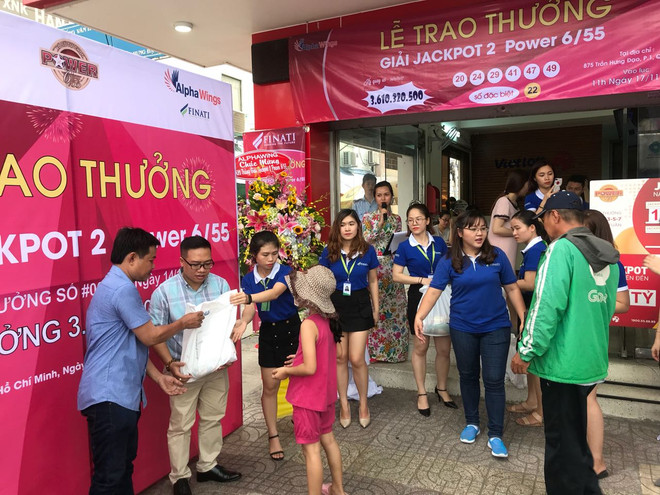 Khách trúng giải xổ số 3,6 tỷ đồng tặng muối, dầu ăn cho người nghèo ảnh 2