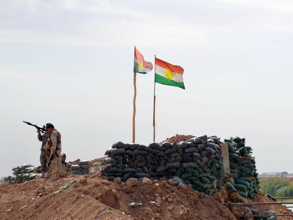 Chiến binh người Kurd gác gần cầu Mullah Abdullah, cách Kirkuk khoảng 25km về phía tây nam, gần dinh lũy của các tay súng IS. (Nguồn: AFP/TTXVN) Mỹ và đồng minh sẽ lập 3 cơ sở huấn luyện quân sự ở Iraq ảnh 1