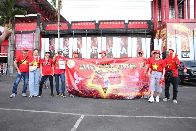 Nhiều cổ động viên đến sớm, tiếp sức cho đội tuyển Việt Nam ảnh 1