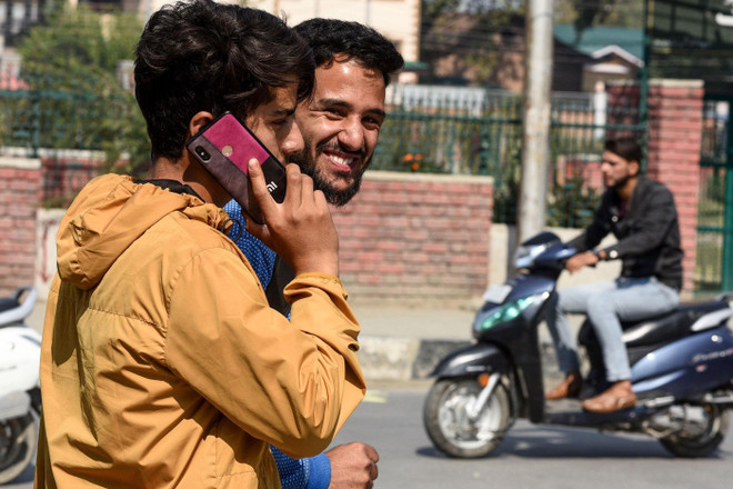 Người dân sử dụng điện thoại di dộng tại Srinagar, Kashmir, ngày 14/10/2019. (Nguồn: AFP/TTXVN) Ấn Độ chặn dịch vụ nhắn tin ở Kashmir vì lý do an ninh ảnh 1