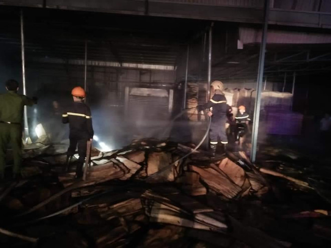 Bình Phước: Lửa thiêu rụi xưởng sản xuất gỗ, thiệt hại nặng nề ảnh 1