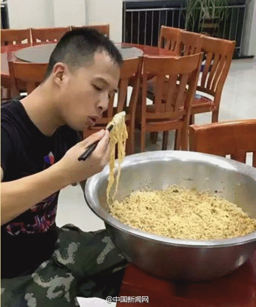 Anh lính cứu hỏa bất ngờ nổi tiếng nhờ ăn chậu mỳ to tướng ảnh 3