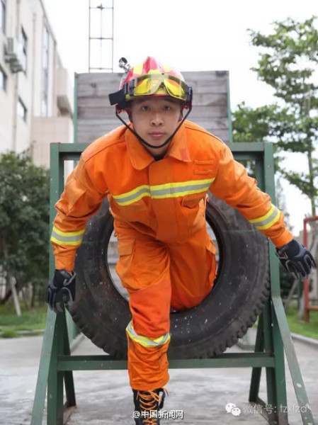 Anh lính cứu hỏa bất ngờ nổi tiếng nhờ ăn chậu mỳ to tướng ảnh 5