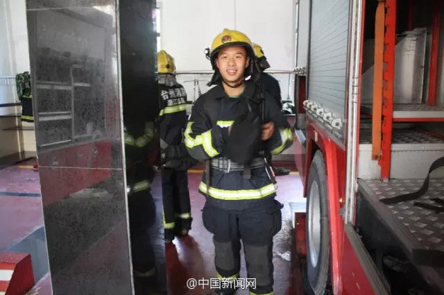 Anh lính cứu hỏa bất ngờ nổi tiếng nhờ ăn chậu mỳ to tướng ảnh 2