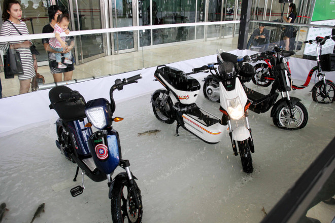 Xe điện độc đáo với chế độ lùi cùng khả năng chống nước ảnh 1