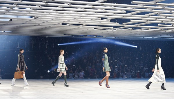 Mãn nhãn với bộ sưu tập Chớm Thu 2015 dí dỏm và độc đáo của Dior ảnh 1