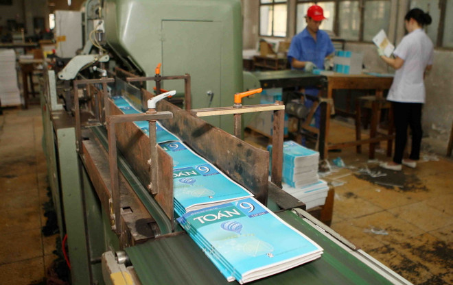 Thủ tướng yêu cầu quy định rõ việc dùng sách giáo khoa vào trong luật ảnh 1