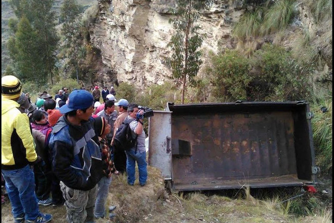 Xe tải chở học sinh lao xuống vực làm 16 người chết ở Peru ảnh 1