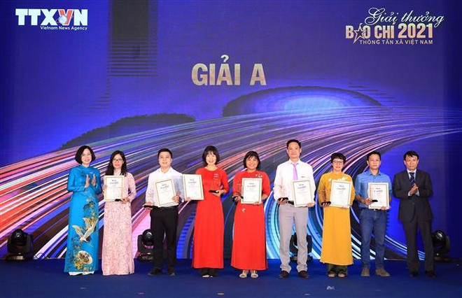 Tổng Giám đốc Thông tấn xã Việt Nam Vũ Việt Trang và Phó Chủ tịch thường trực Hội Nhà báo Việt Nam Nguyễn Đức Lợi trao giải A cho các tập thể và cá nhân, tại Lễ trao giải thưởng báo chí 2021 của Thông tấn xã Việt Nam chiều 22/4/2022. (Ảnh: Tuấn Anh/TTXVN) Ấn tượng những câu chuyện đời, chuyện nghề của nhà báo Thông tấn ảnh 1