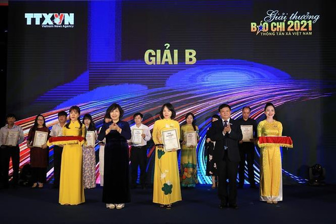 Các tác giả, tập thể đạt giải B. (Ảnh: Tuấn Anh/TTXVN) Ấn tượng những câu chuyện đời, chuyện nghề của nhà báo Thông tấn ảnh 2