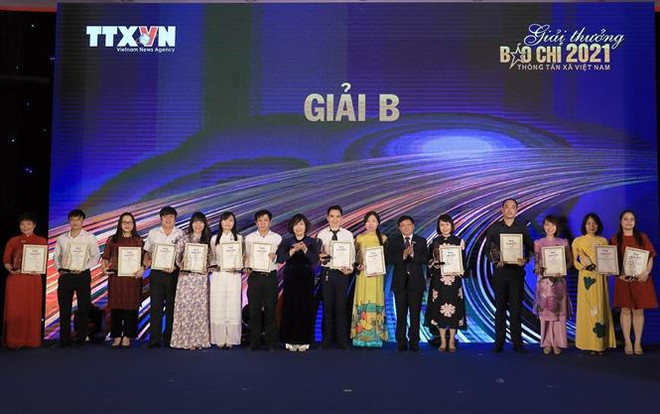 Các tác giả, tập thể đạt giải B. (Ảnh: Tuấn Anh/TTXVN) Ấn tượng những câu chuyện đời, chuyện nghề của nhà báo Thông tấn ảnh 4