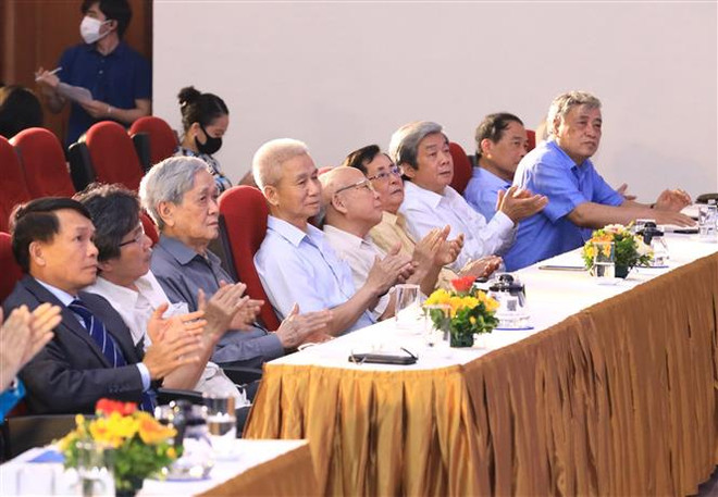 Các thế hệ nguyên lãnh đạo Thông tấn xã Việt Nam tham dự Lễ trao giải thưởng báo chí 2021 của Thông tấn xã Việt Nam, chiều 22/4/2022. (Ảnh: Hoàng Hiếu/TTXVN) Ấn tượng những câu chuyện đời, chuyện nghề của nhà báo Thông tấn ảnh 5