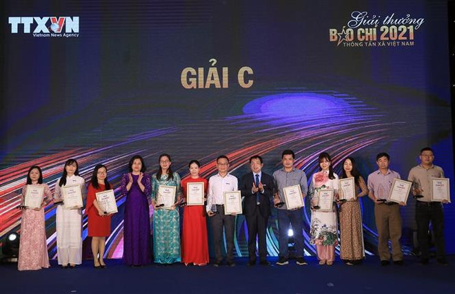Các tác giả, tập thể đạt giải C. (Ảnh: Tuấn Anh/TTXVN) Ấn tượng những câu chuyện đời, chuyện nghề của nhà báo Thông tấn ảnh 6