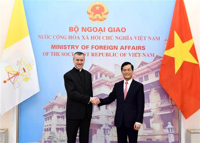 Thứ trưởng Bộ Ngoại giao Hà Kim Ngọc đón Thứ trưởng Ngoại giao Tòa thánh Vatican Miroslaw Stanislaw Wachowski tại Hà Nội, ngày 22/4/2022. (Ảnh: TTXVN) Thúc đẩy quan hệ Việt Nam và Tòa thánh Vatican phát triển ảnh 1