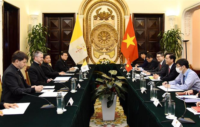 Thứ trưởng Bộ Ngoại giao Hà Kim Ngọc tiếp Thứ trưởng Ngoại giao Tòa thánh Vatican Miroslaw Stanislaw Wachowski tại Hà Nội, ngày 22/4/2022.(Ảnh: TTXVN) Thúc đẩy quan hệ Việt Nam và Tòa thánh Vatican phát triển ảnh 2