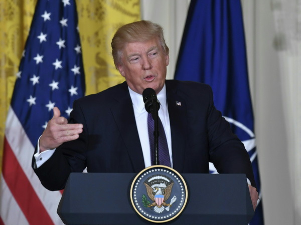 Tổng thống Mỹ biện hộ cho việc chia sẻ thông tin với Nga ảnh 1