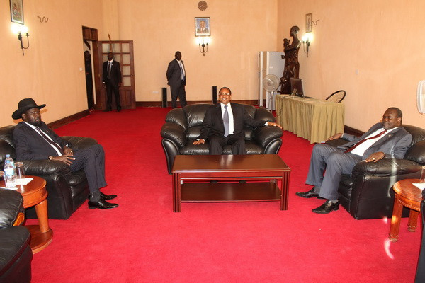 Tổng thống Nam Sudan Salva Kiir (trái) và thủ lĩnh đối lập Riek Machar đã có cuộc gặp đầu tiên kể từ khi ký kết thỏa thuận ngừng bắn hồi tháng Tám tại thị trấn Arusha, miền bắc Tanzania ngày 20/10. (Nguồn: AFP/TTXVN) Các nước Đông Phi thúc đẩy tiến trình hòa bình tại Nam Sudan ảnh 1