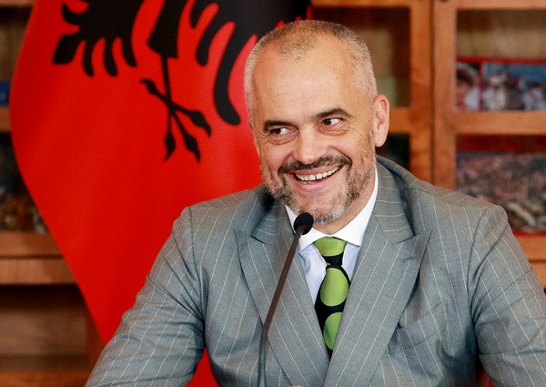 Albania nỗ lực xoa dịu căng thẳng với Serbia sau ẩu đả trên sân bóng ảnh 1