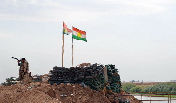 Chiến binh người Kurd gác gần cầu Mullah Abdullah, cách Kirkuk khoảng 25km về phía tây nam, gần dinh lũy của các tay súng IS. (Nguồn: AFP/ TTXVN) Chính quyền người Kurd cho phép triển khai binh sỹ tới Syria ảnh 1