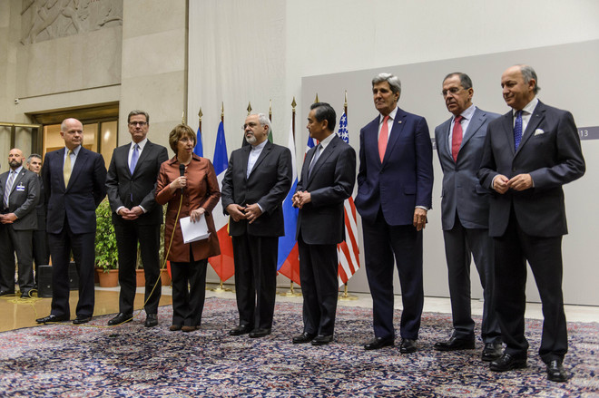Ngày 24/11/2013, nhóm P5+1 và Ngoại trưởng Iran Mohammad Javad Zarif tại cuộc đàm phán hạt nhân ở Geneva, Thụy Sĩ . (Nguồn: AFP/TTXVN) Thỏa thuận hạt nhân P5+1 và Iran chính thức có hiệu lực ảnh 1