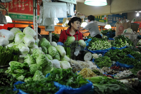 Một ngôi chợ tại Thượng Hải, Trung Quốc. (Nguồn: AFP/TTXVN) Thêm dấu hiệu về sự giảm tốc của kinh tế Trung Quốc ảnh 1
