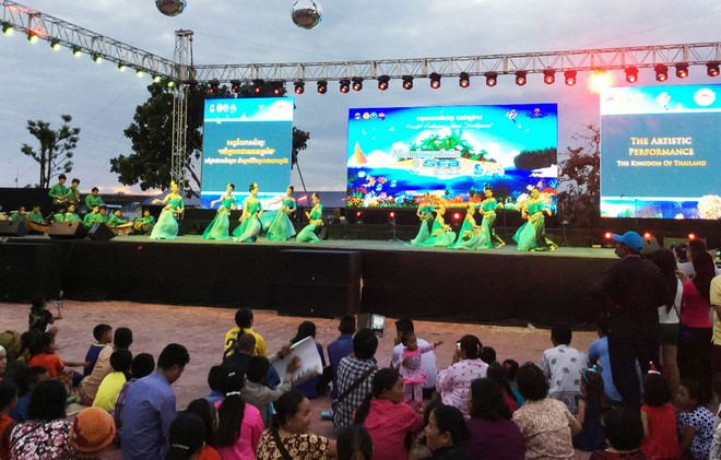 Chương trình biểu diễn nghệ thuật tại Festival Biển Campuchia 2014. (Nguồn: Xuân Khu/Vietnam+) Campuchia tổ chức Festival Biển lần thứ ba, quảng bá du lịch ảnh 1