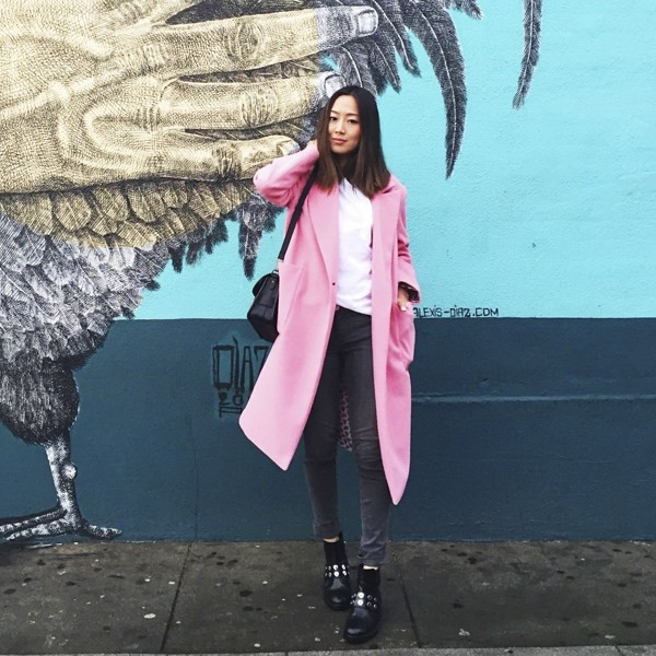 Áo khoác hồng "phủ sóng" từ sàn diễn thời trang tới mọi nẻo phố ảnh 6