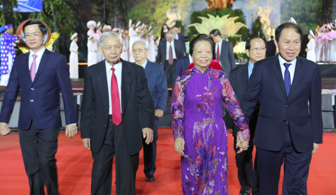 Bà Nguyễn Thị Xuân Mỹ, nguyên Ủy viên Bộ Chính trị, nguyên Chủ nhiệm Ủy ban kiểm tra Trung ương dự lễ hội. (Ảnh: Minh Thu/TTXVN) nu tuong le chan_2.jpg