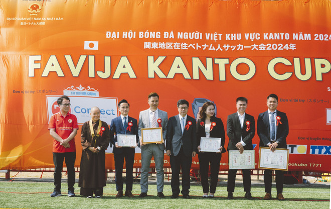 Công sứ Nguyễn Đức Minh đại diện Đại sứ quán Việt Nam tại Nhật Bản trao thư cảm ơn cho các nhà tài trợ. (Ảnh: Phạm Tuân/TTXVN) vna_potal_khai_mac_dai_hoi_bong_da_nguoi_viet_nam_tai_khu_vuc_kanto_nhat_ban_nam_2024_7276306.jpg