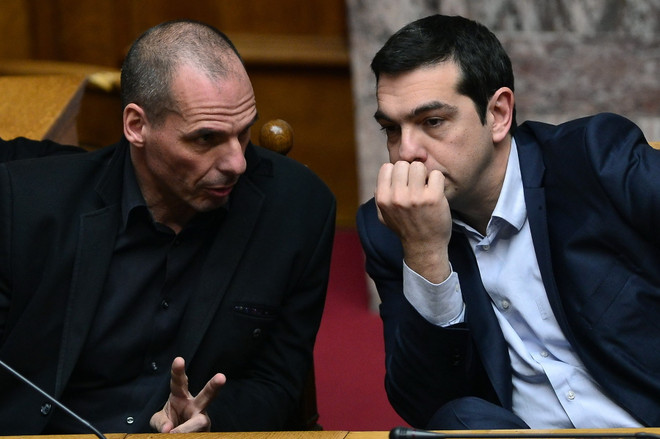Thủ tướng Hy Lạp Alexis Tsipras (phải) và Bộ trưởng Tài chính Yanis Varoufakis trong phiên họp Quốc hội. (Nguồn: AFP/TTXVN) Phản ứng liên quan đề xuất gia hạn chương trình cho vay của Hy Lạp ảnh 1