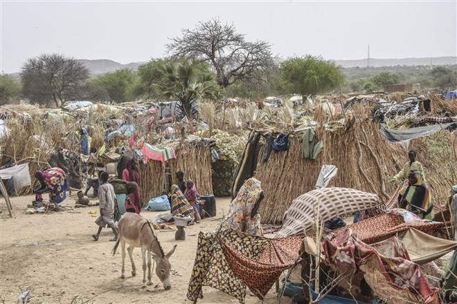 Người tị nạn Sudan dựng trại tạm tại Koufroun (Cộng hòa Chad), ngày 30/4/2023. (Ảnh: AFP/TTXVN) Tổng Thư ký LHQ: "Đã đến lúc thực hiện cam kết bảo vệ dân thường" ảnh 1