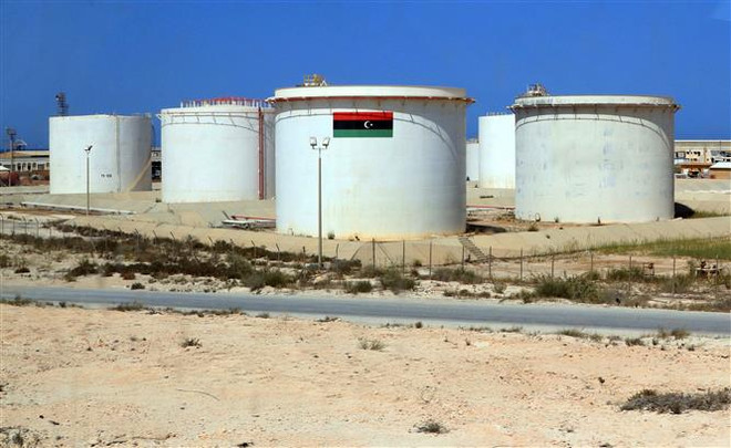 Các bể chứa tại cảng dầu Brega (Libya). (Ảnh: AFP/TTXVN) OPEC+ sẽ đẩy mạnh các biện pháp chống đầu cơ trên thị trường dầu mỏ ảnh 1