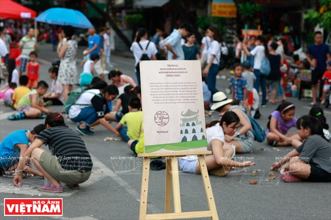 Cuối tuần lên Bờ Hồ để "cho tôi xin một vé đi tuổi thơ" ảnh 2