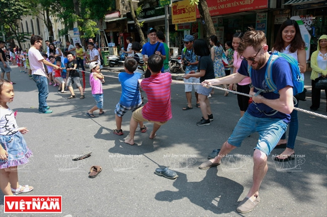 Cuối tuần lên Bờ Hồ để "cho tôi xin một vé đi tuổi thơ" ảnh 10