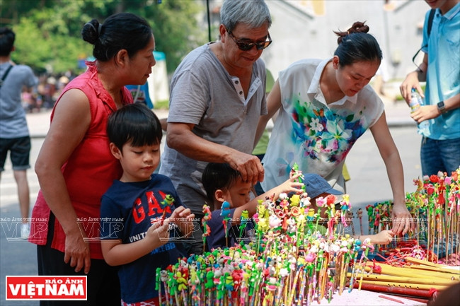 Cuối tuần lên Bờ Hồ để "cho tôi xin một vé đi tuổi thơ" ảnh 7