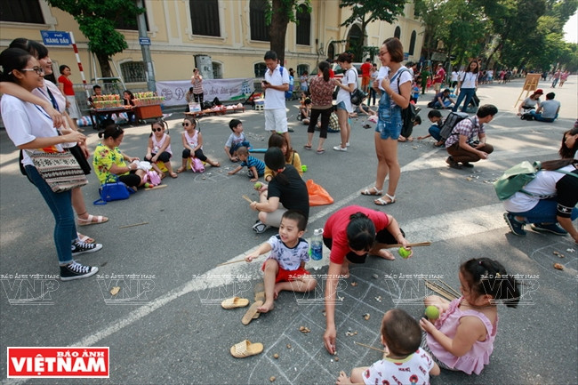 Cuối tuần lên Bờ Hồ để "cho tôi xin một vé đi tuổi thơ" ảnh 1