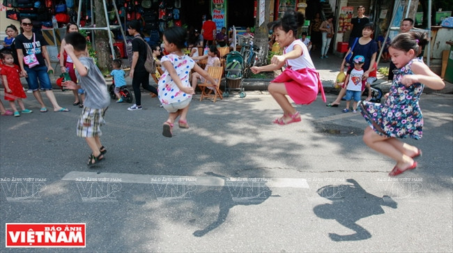 Cuối tuần lên Bờ Hồ để "cho tôi xin một vé đi tuổi thơ" ảnh 12