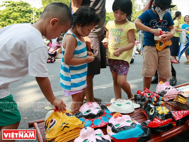 Cuối tuần lên Bờ Hồ để "cho tôi xin một vé đi tuổi thơ" ảnh 6