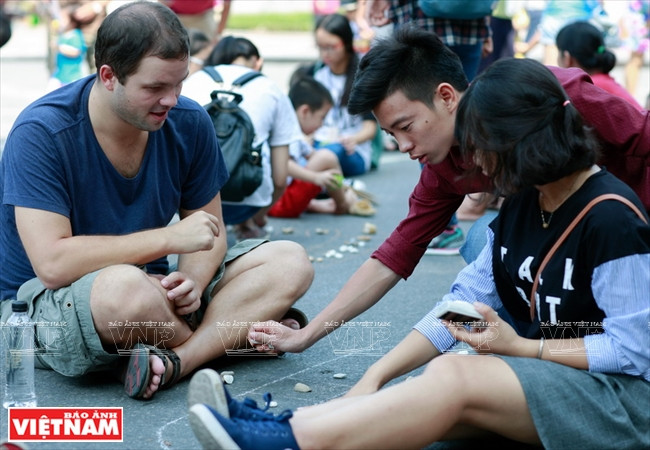 Cuối tuần lên Bờ Hồ để "cho tôi xin một vé đi tuổi thơ" ảnh 5